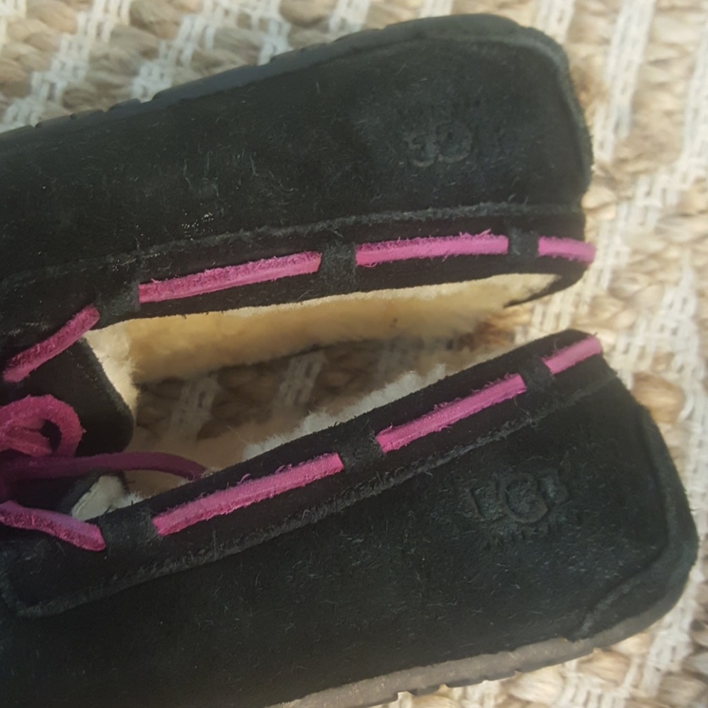 Ugg Dakota black moccasins girls size 2 - Picture 3 of 4
